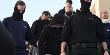 Εικόνα από το Μικτό Ορκωτό Δικαστήριο Αθηνών κατά την προσέλευση κάποιων κατηγορουμένων που εμπλέκονται στην υπόθεση της μαστροπείας και βιασμού της 12χρονης από τον Κολωνό
(φωτ.: Τατιάνα Μπόλαρη/EUROKINISSI)