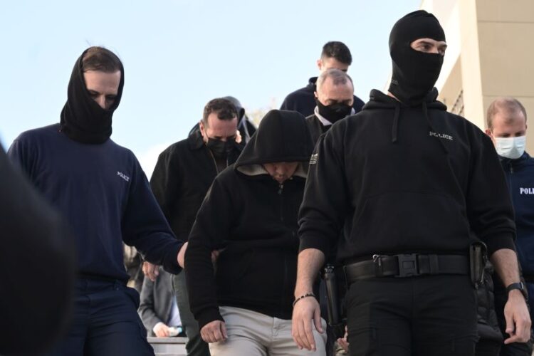 Εικόνα από το Μικτό Ορκωτό Δικαστήριο Αθηνών κατά την προσέλευση κάποιων κατηγορουμένων που εμπλέκονται στην υπόθεση της μαστροπείας και βιασμού της 12χρονης από τον Κολωνό
(φωτ.: Τατιάνα Μπόλαρη/EUROKINISSI)