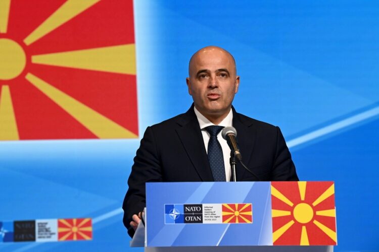 Ο απερχόμενος πρωθυπουργός των Σκοπίων Ντιμίταρ Κοβάτσεφσκι (φωτ. αρχείου: EPA/GEORGI LICOVSKI)