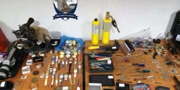 Εικόνα από τα αντικείμενα που κατάσχεσαν οι αστυνομικές Αρχές κατά τη σύλληψή του πριν από λίγα χρόνια (φωτ. αρχείου: astynomia.gr)