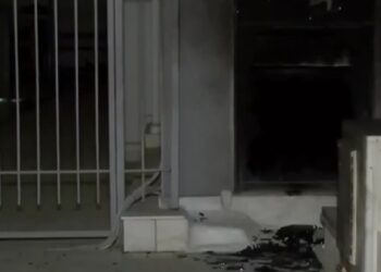 Μικρές υλικές ζημιές από την εμπρηστική επίθεση σε γραφεία ναυτιλιακής εταιρείας στον Πειραιά (φωτ.: screenshot/open/glomex)