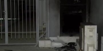 Μικρές υλικές ζημιές από την εμπρηστική επίθεση σε γραφεία ναυτιλιακής εταιρείας στον Πειραιά (φωτ.: screenshot/open/glomex)