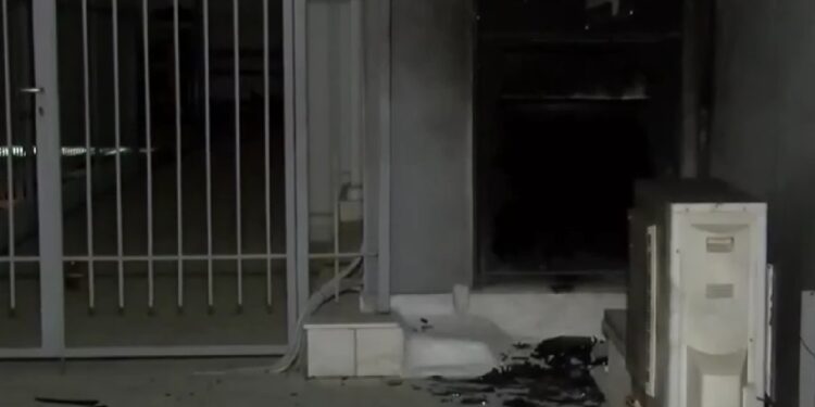 Μικρές υλικές ζημιές από την εμπρηστική επίθεση σε γραφεία ναυτιλιακής εταιρείας στον Πειραιά (φωτ.: screenshot/open/glomex)