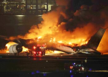 Το αεροσκάφος της Japan Airline (JAL) της στιγμή που φλέγεται στο αεροδρόμιο Χανέντα του Τόκιο (φωτ.: EPA/ JIJI PRESS JAPAN OUT)