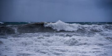 Η θάλασσα σε παραλίες της Πρέβεζας (Κανάλι, Μονολίθι) κατά τη διάρκεια της κακοκαιρίας.
(φωτ.: Γιώργος Ευσταθίου/EUROKINISSI)