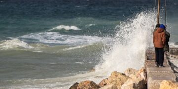 Κύματα σε παραλία έξω από την Αττική (φωτ. αρχείου: EUROKINISSI/Γιώργος Ευσταθίου)