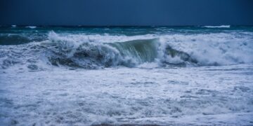 Κύματα σε παραλία έξω από την Αττική (φωτ.: EUROKINISSI/Γιώργος Ευσταθίου)