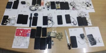 Τα κατασχεθένα κινητά τηλέφωνα, το αυτοσχέδιο μαχαίρι, οι φορτιστές και τα ναρκωτικά (φωτ.: Ελληνική Αστυνομία)