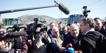 Στιγμιότυπο από τη συνάντηση του Κυριάκου Μητσοτάκη με τους αγρότες στη Βόνιτσα (φωτ.: Γραφείο Τύπου Πρωθυπουργού/Δημήτρης Παπαμήτσος)