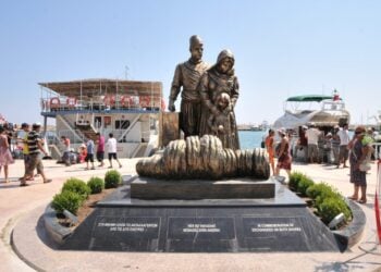 Το μνημείο στο μικρασιατικό Κιουτσούκουγιου (φωτ.: ΑΠΕ-ΜΠΕ/Στρατής Μπαλάσκας)