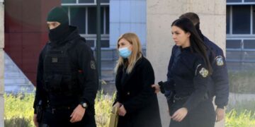 Η κατηγορούμενη για την ανθρωποκτονία της 9χρονης κόρης της Τζωρτζίνας Ρούλα Πισπιρίγκου ενώ προσέρχεται στο Μικτό Ορκωτό Δικαστήριο Αθηνών (φωτ.: ΑΠΕ-ΜΠΕ/ Αλέξανδρος Βλάχος)