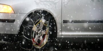 Αυτοκίνητο με αντιολισθητικές αλυσίδες (φωτ.: EUROKINISSI/Νίκος Μπουρλής)