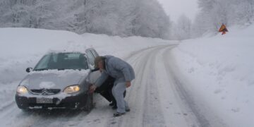 Οδηγοί τοποθετούν αλυσίδες στο αυτοκίνητό τους (φωτ. αρχείου: EUROKINISSI/Τηλέμαχος Κόκκος)