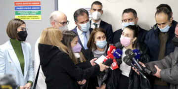 Η 23χρονη Ελένη Αϊμαλάκη κάνει δηλώσεις στους δημοσιογράφους, παρουσία της ηγεσίας του υπουργείου Υγείας και των διοικητών του «Λαϊκού» (φωτ.: Υπουργείο Υγείας)