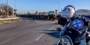 Τρακτέρ και αστυνομικές δυνάμεις (φωτ.: EUROKINISSI / Λεωνίδας Τζέκας)