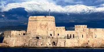 Χιονισμένα τα βουνά γύρω από το Ναύπλιο, όπως φαίνονται από την πόλη (φωτ.: ΑΠΕ-ΜΠΕ / Ευάγγελος Μπουγιώτης)