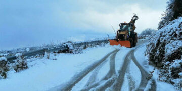 Εκχιονιστικό μηχάνημα καθαρίζει το δρόμο στην περιοχή της Λοκρίδας, στην ορεινή Φθιώτιδα (φωτ.: ΑΠΕ-ΜΠΕ / Άρης Μαρτάκος)
