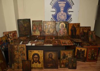 Οι εικόνες τις οποίες κατάσχεσε η αστυνομία και θα δοθούν για φύλαξη και εκτίμηση στο Αρχαιολογικό Μουσείο Πειραιά (φωτ.: Γενική Αστυνομική Διεύθυνση Αττικής)