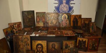 Οι εικόνες τις οποίες κατάσχεσε η αστυνομία και θα δοθούν για φύλαξη και εκτίμηση στο Αρχαιολογικό Μουσείο Πειραιά (φωτ.: Γενική Αστυνομική Διεύθυνση Αττικής)