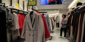 Στιγμιότυπο από εμπορικό κατάστημα στον πεζόδρομο της οδού Ερμού στην Αθήνα (φωτ.: EUROKINISSI / Γιώργος Κονταρίνης)