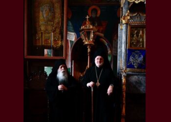 Δεξιά, ο αρχιεπίσκοπος Αμερικής Ελπιδοφόρος μαζί με τον αρχιμανδρίτη Αλέξιο (φωτ.: Χ/elpidophoros)