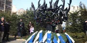 Οι επίσημοι κατέθεσαν στεφάνια και τα παιδιά τοποθέτησαν λουλούδια στο μνημείο των Εβραίων της Θεσσαλονίκης (φωτ.: EUROKINISSI/Ραφαήλ Γεωργιάδης)