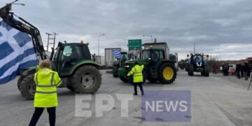 Στιγμιότυπο από τη συγκέντρωση των αγροτικών μηχανημάτων στο τελωνείο των Κήπων (φωτ.: ertnews.gr)
