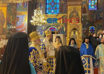 Στιγμιότυπο από τη θεία λειτουργία στη Μητρόπολη Θεσσαλονίκης (φωτ.: grtimes.gr)