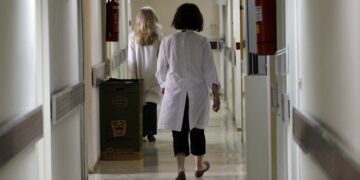 Γιατροί σε νοσοκομείο (φωτ. αρχείου: ΑΠΕ-ΜΠΕ/Ορέστης Οικονόμου)