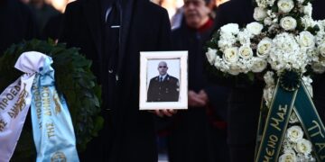Στιγμιότυπο από την κηδεία του άτυχου αστυνομικού στη Θεσσαλονίκη (φωτ.: EUROKINISSI/Ραφαήλ Γεωργιάδης)
