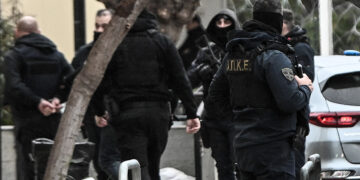 Από τη μεταφορά των κατηγορουμένων στην ανακρίτρια 
(φωτ.: EUROKINISSI / Κώστας Τζούμας)