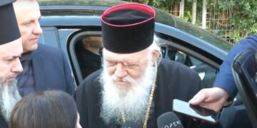 Ο αρχιεπίσκοπος Ιερώνυμος ενώ κάνει δηλώσεις στη Νέα Μάκρη (φωτ.: glomex)