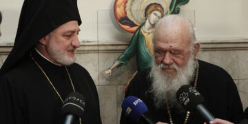 Οι Αρχιεπίσκοποι Ιερώνυμος και Ελπιδοφόρος κάνουν δηλώσεις μετά τη συνάντησή τους (φωτ.: Αρχιεπισκοπή Αθηνών / Χρήστος Μπόνης)