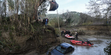 Το αυτοκίνητο του ζευγαριού ανασύρεται από το χείμαρρο στην είσοδο του Πλουτοχωρίου του Δήμου Ανδρίτσαινας-Κρεστένων (φωτ.: ileialive.gr / EUROKINISSI / Ηλίας Σπυρούνης)
