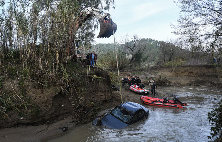 Το αυτοκίνητο του ζευγαριού ανασύρεται από το χείμαρρο στην είσοδο του Πλουτοχωρίου του Δήμου Ανδρίτσαινας-Κρεστένων (φωτ.: ileialive.gr / EUROKINISSI / Ηλίας Σπυρούνης)