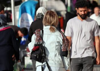 Ιρανή κυκλοφορεί χωρίς μαντίλα σε δρόμο της Τεχεράνης τον περασμένο Οκτώβριο (φωτ.: EPA/Abedin Taherkenareh)