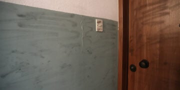 Η πόρτα του διαμερίσματος στην Καλαμαριά Θεσσαλονίκης όπου έμενε η Γεωργία Μουράτη (φωτ.: MOTIONTEAM / Βασίλης Βερβερίδης)