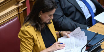 Η Νίκη Κεραμέως στα κυβερνητικά έδρανα στη Βουλή (φωτ.: ΕUROKINISSI / Μιχάλης Καραγιάννης)