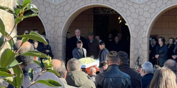 Το φέρετρο με τη σορό του 43χρονου ξυλουργού βγαίνει από την εκκλησία όπου έγινε η κηδεία, στα Λουκίσσια Εύβοιας