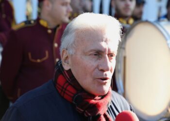 Ο πρώην νομάρχης Θεσσαλονίκης Παναγιώτης Ψωμιάδης, κάνει δηλώσεις κατά τη διάρκεια της κηδείας του Βασίλη Καρρά, στο Κοκκινοχώρι Καβάλας(φωτ.: ΑΠΕ-ΜΠΕ)