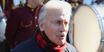 Ο πρώην νομάρχης Θεσσαλονίκης Παναγιώτης Ψωμιάδης, κάνει δηλώσεις κατά τη διάρκεια της κηδείας του Βασίλη Καρρά, στο Κοκκινοχώρι Καβάλας(φωτ.: ΑΠΕ-ΜΠΕ)