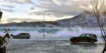 Κύματα κάλυψαν τον παραλιακό δρόμο στο λιμάνι της Κορίνθου λόγω των θυελλωδών ανέμων (φωτ.: ΑΠΕ-ΜΠΕ/Βασίλης Ψωμάς)