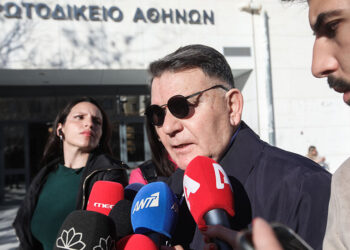 Ο Αλέξης Κούγιας έξω από το Πρωτοδικείο Αθηνών (φωτ.: EUROKINISSI / Γιάννης Παναγόπουλος)