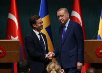 Από αριστερά, ο Σουηδός πρωθυπουργός Ουλφ Κρίστερσον σε χειραψία με τον Ρετζέπ Ταγίπ Ερντογάν σε παλιότερη συνάντησή τους στην Άγκυρα (φωτ.: EPA/Necati Savas)