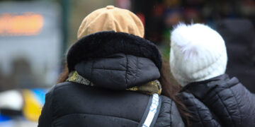 Με ζεστά σκουφιά και κασκόλ οι Αθηναίοι (φωτ.: EUROKINISSI / Γιάννης Παναγόπουλος)