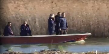 Στελέχη του Λιμενικού Σώματος ερευνούν τη λιμνοθάλάσσα του Μεσολογγίου (φωτ.: glomex)