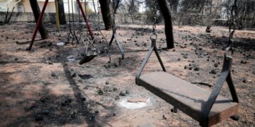 Καμένη παιδική χαρά στο Μάτι (φωτ.: EUROKINISSI/Βασίλης Ρεμπάπης)