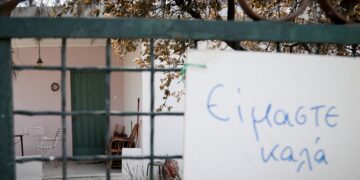 Επιγραφή μπροστά από καμένο σπίτι στο Μάτι, λίγες ημέρες μετά τη φονική πυρκαγιά (φωτ.: EUROKINISSI/Βασίλης Ρεμπάπης)