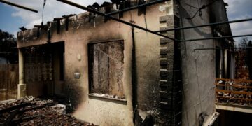 Καμένο σπίτι στο Μάτι (φωτ.: EUROKINISSI/Στέλιος Μισίνας)