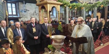 Στολισμένος ο ιερός ναός του Αγίου Γεωργίου για τα Θεοφάνια. Τρίτος από αριστερά, ο δήμαρχος Παντελής Τσακίρης με το μετάλλιο της Μαρτυρίας του Αγίου Γεωργίου (φωτ.: Δήμος Ωραιοκάστρου)